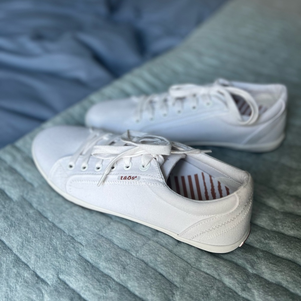 NWT never worn Taos “Star” sneakers